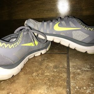 NIKE WOMENS RUNNING SHOES